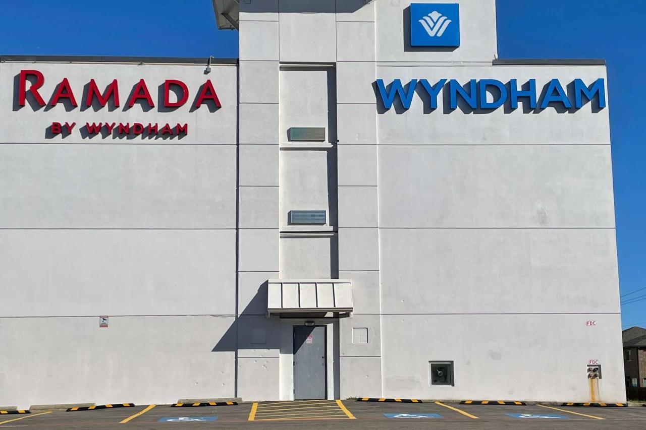 Ramada By Wyndham Dfw Airport Hotel Irving Exterior foto