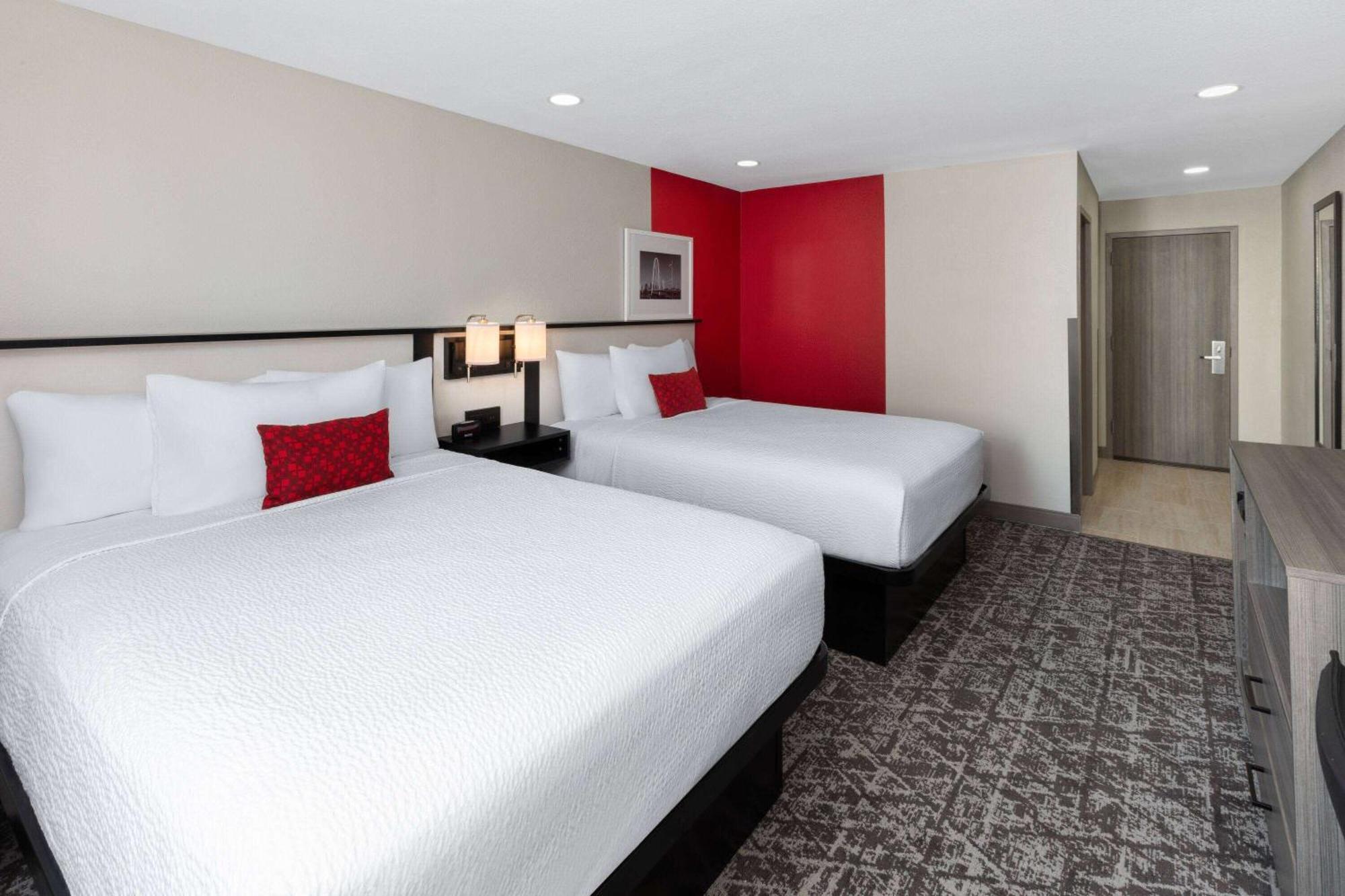 Ramada By Wyndham Dfw Airport Hotel Irving Exterior foto