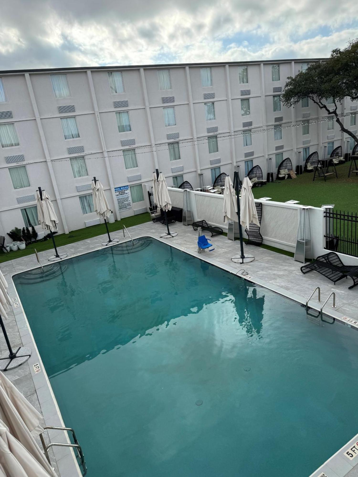 Ramada By Wyndham Dfw Airport Hotel Irving Exterior foto