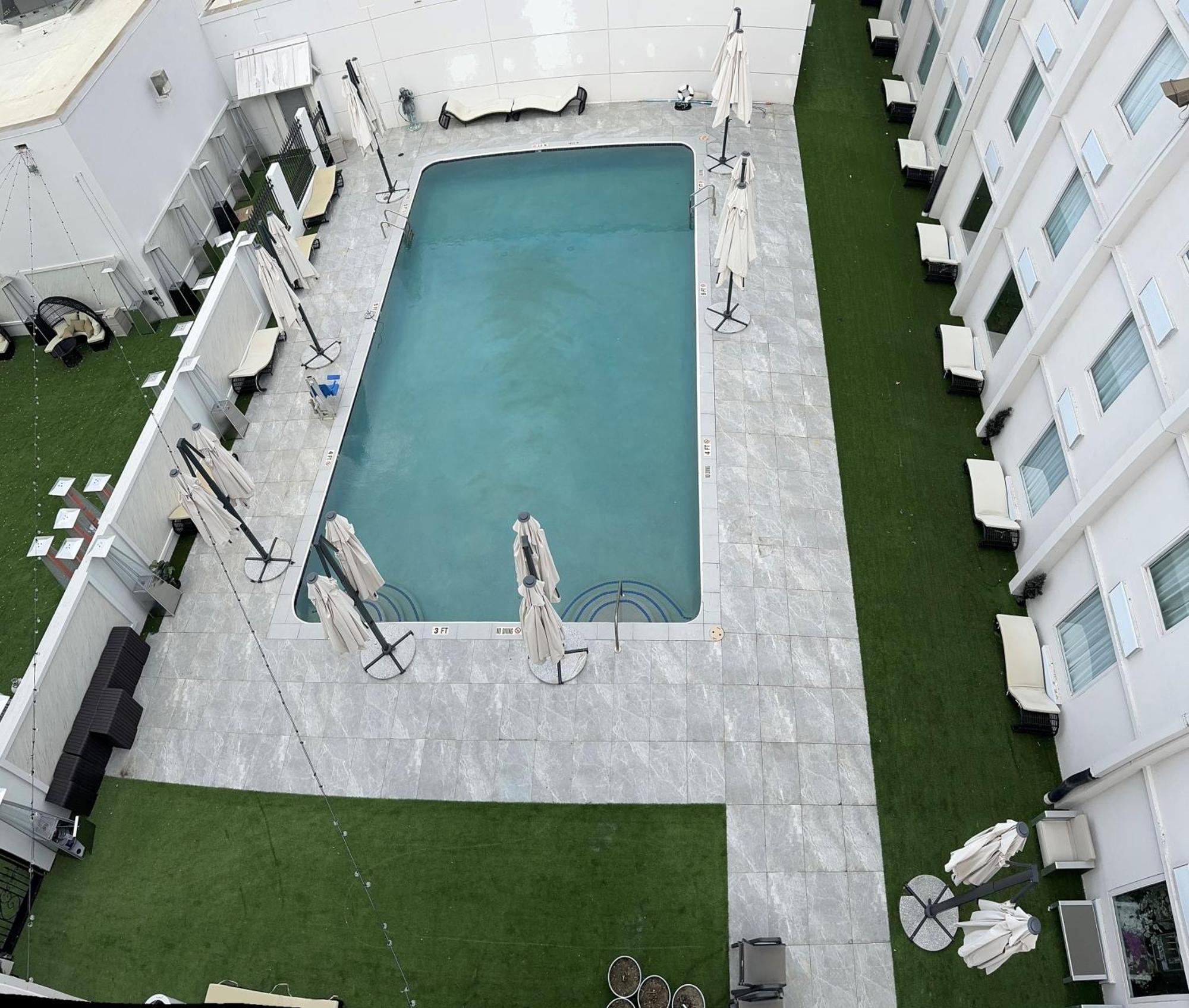 Ramada By Wyndham Dfw Airport Hotel Irving Exterior foto