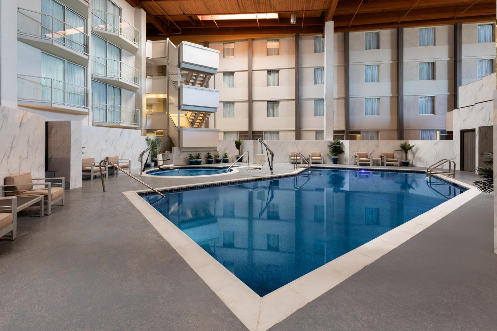 Ramada By Wyndham Dfw Airport Hotel Irving Exterior foto